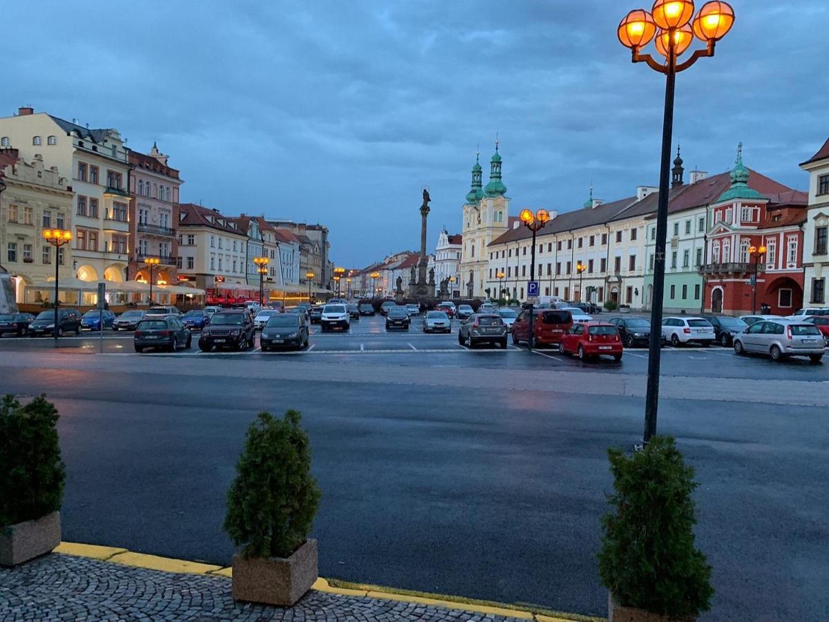 Apartman V Centru Na Velkem Namesti Hradec Kralove Exterior foto