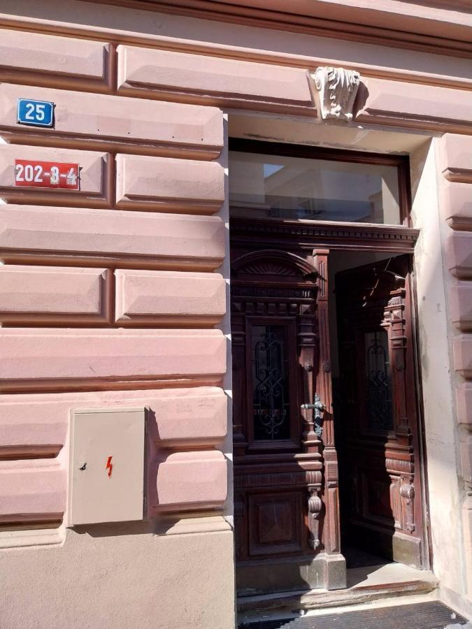Apartman V Centru Na Velkem Namesti Hradec Kralove Exterior foto